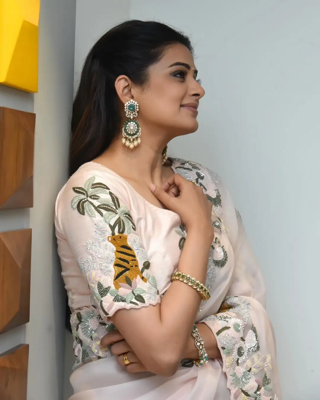 PRIYAMANI IN SOUTH INDIAN TRADITIONAL WHITE SAREE BLOUSE 6